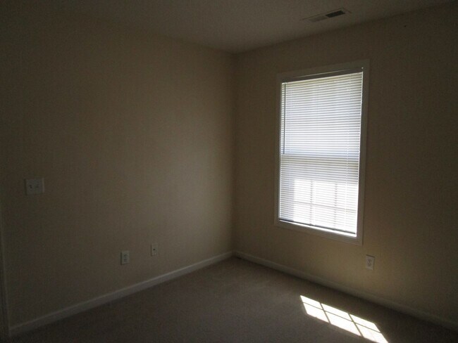 Building Photo - 20 Brushwood Ct