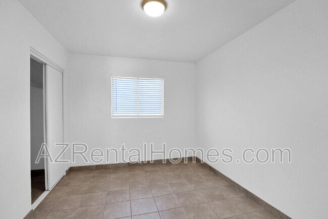 Building Photo - 1712 E Pepper Cir