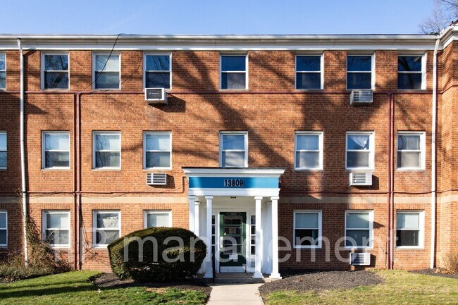 Building Photo - Spacious 2 BR 1BA Condo in South Euclid - ...