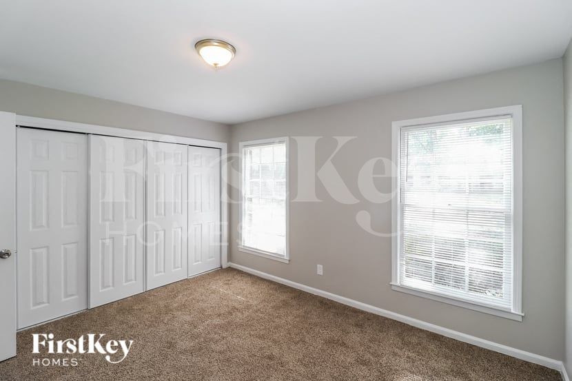 Building Photo - 5130 Kingswood Cir
