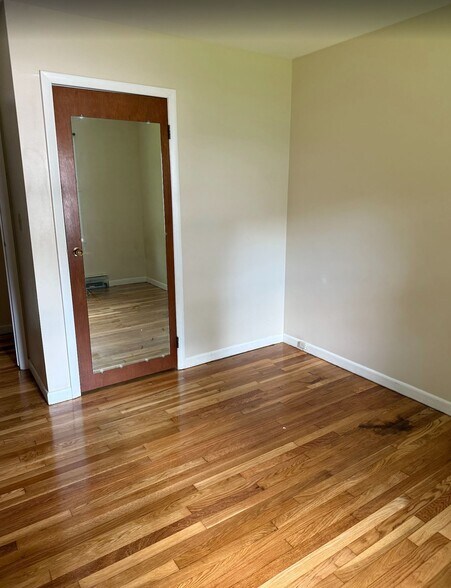 Bedroom 1 - 39 Baylis St