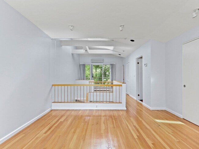 Building Photo - 336 Harvard St
