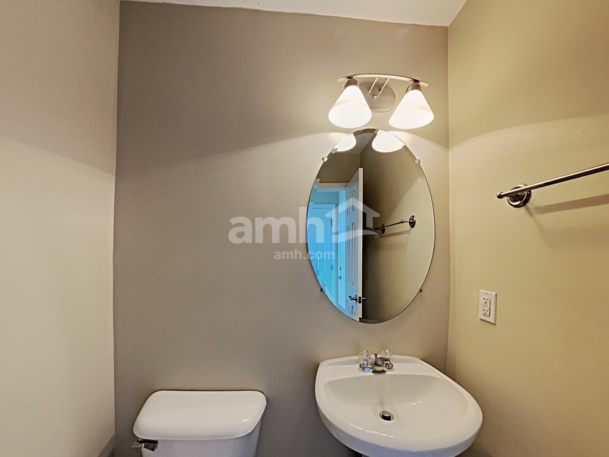 Building Photo - 4568 Hawthorn Dr