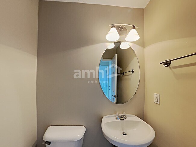 Building Photo - 4568 Hawthorn Dr