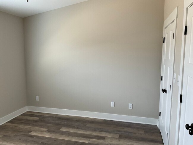 Building Photo - Court Square Town Home Duplex Apartment with Attached Garage