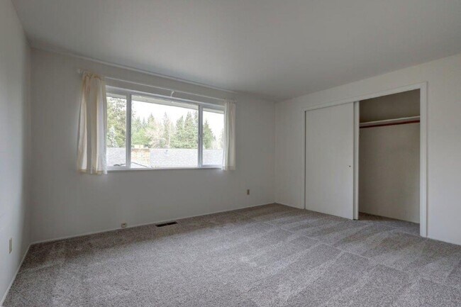 Building Photo - Spacious 4 Bedroom/3ba Bath Bellevue Home Available Now!