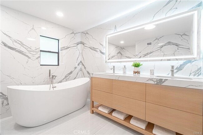 Building Photo - 8566 Hollywood Blvd