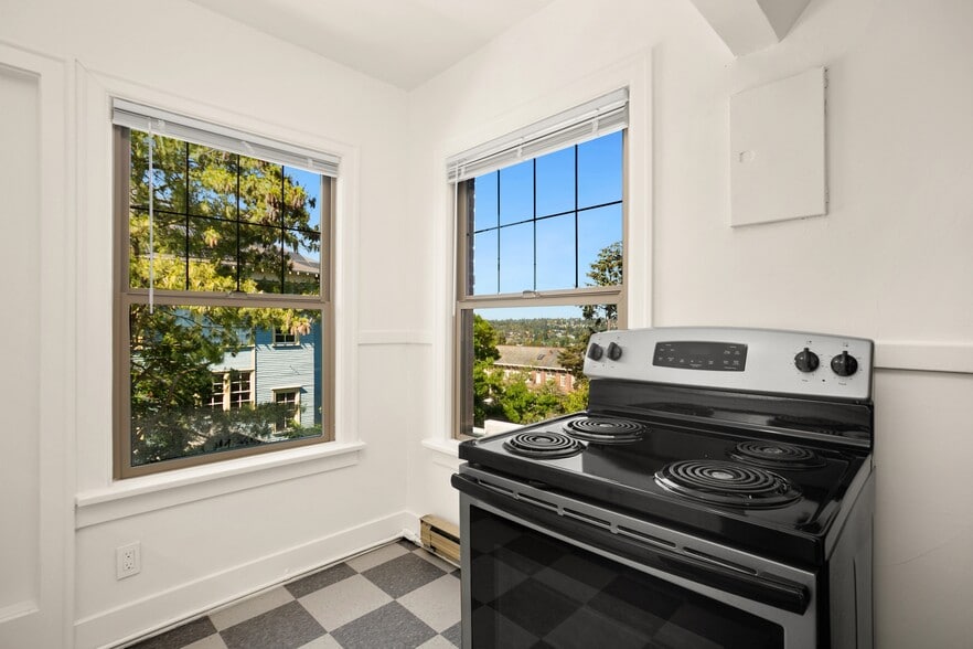 Building Photo - 6522 Phinney Ave N
