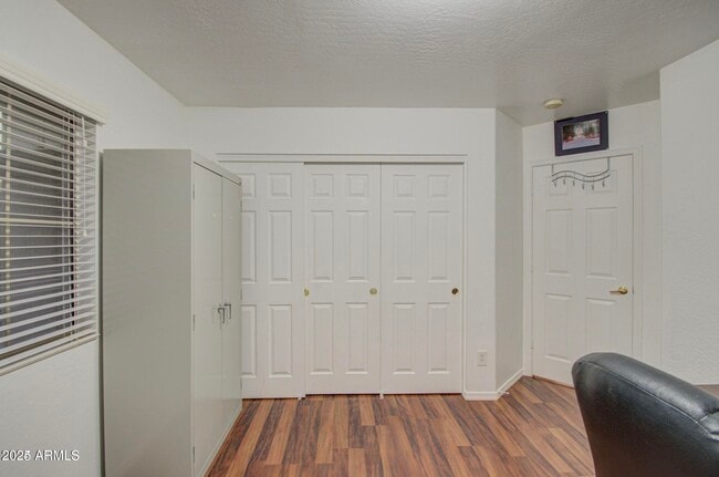 Building Photo - 218 E Sunburst Ln