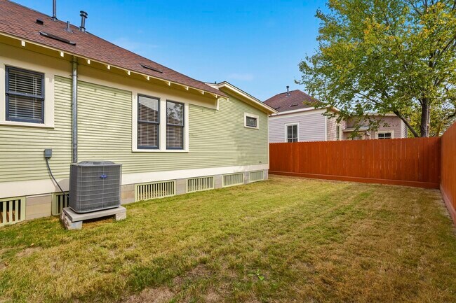 Building Photo - 2122 Hardy St