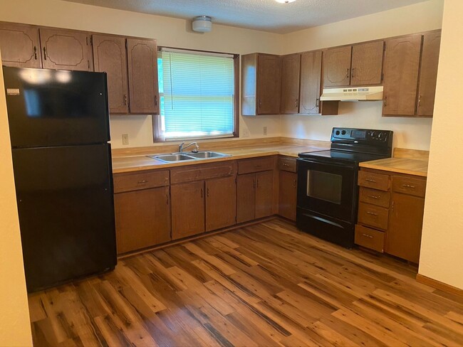 Building Photo - 2 BEDROOM | 1 BATH | SINGLE LEVEL | GARAGE...