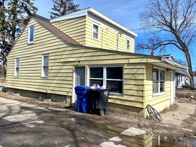 Building Photo - 916 12th Ave N
