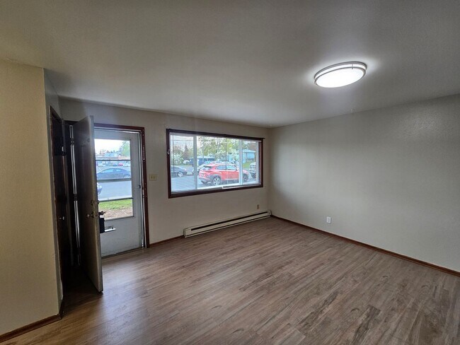 Building Photo - 2bed/1bath 2 block from EWU Campus with free parking!  $750 move in fees waived