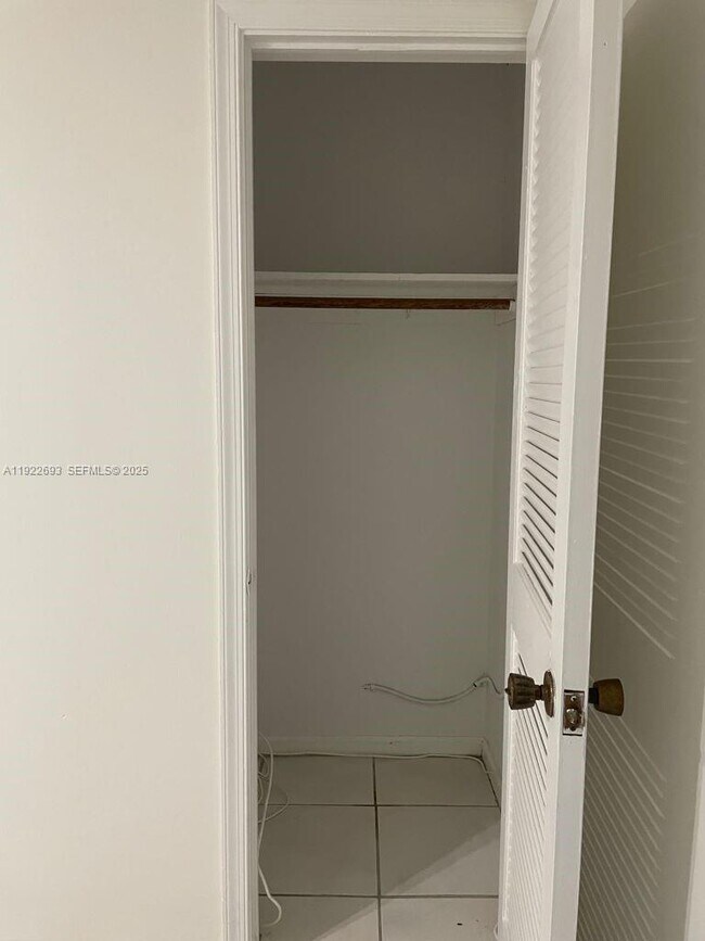 Building Photo - 3141 N Palm Aire Dr