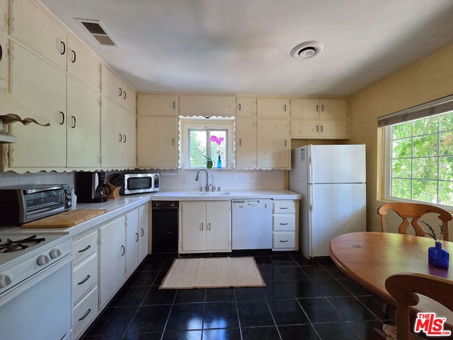 Building Photo - 14135 Hatteras St