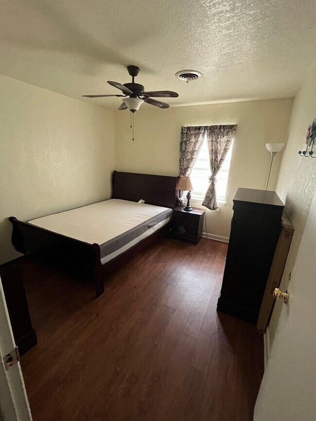 Building Photo - 3 bedroom 1.5 bathroom! HOUSING ACCEPTED!