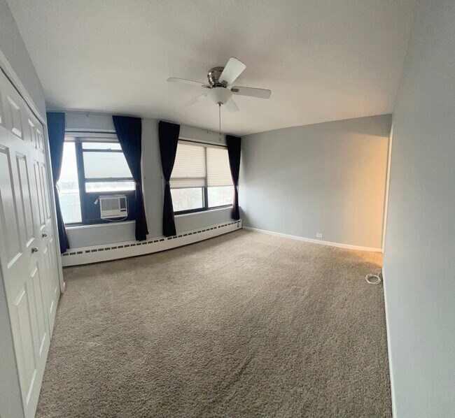 Building Photo - 3410 N Lake Shore Dr