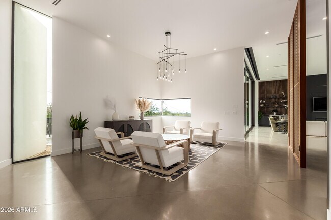 Building Photo - 4905 E White Gates Dr