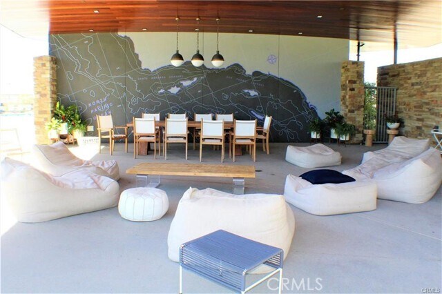 Building Photo - 140 Paramount