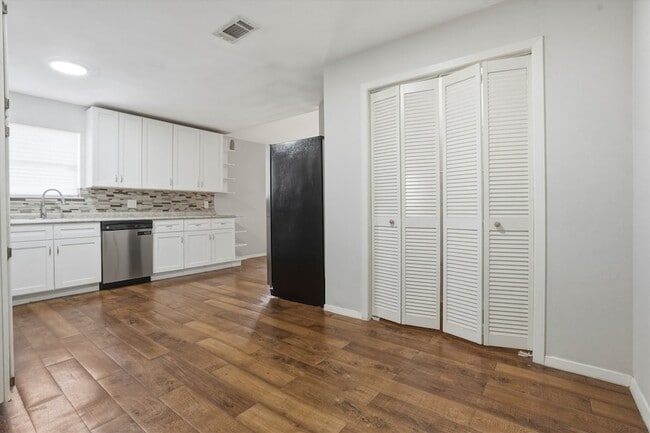 Building Photo - 5734 Arthington Ave