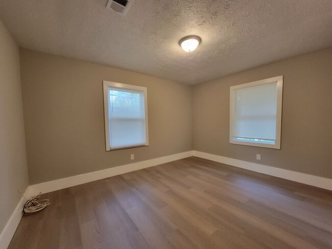 Building Photo - Great location near CDC, Emory, and the VA...