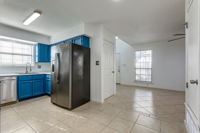 Building Photo - 10575 Starcrest Dr