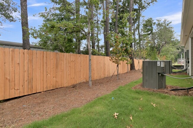 Building Photo - 502 Twin Rivers Dr