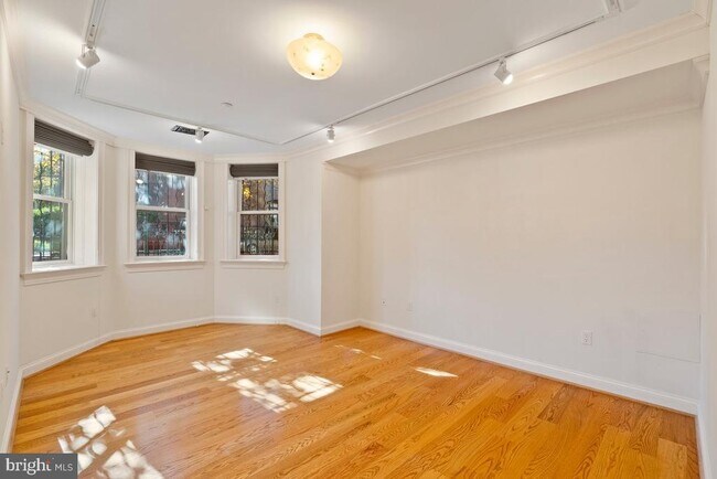 Building Photo - 4 Logan Cir NW