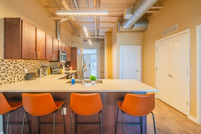 Building Photo - 1275 E University Dr