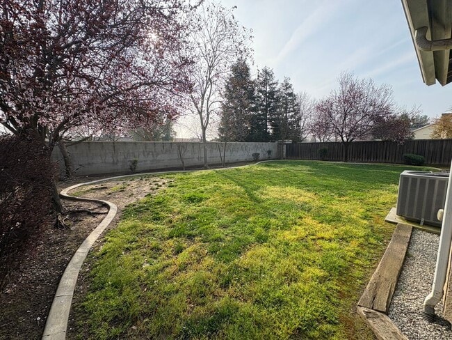 Building Photo - Spacious Tulare Home Available Now!