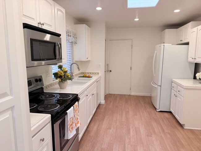 Building Photo - Coronado model with enclosed patio room in Leisure Village Camarillo