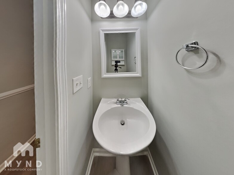 Building Photo - 165 Stallings Mill Dr