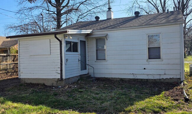 Building Photo - Updated!  2 Bedroom 1 Bath home! $895!
