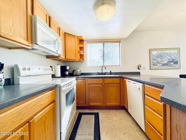 Building Photo - 5051 N Sabino Canyon Rd