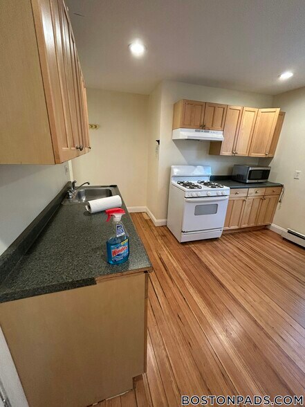 Building Photo - 64 Pleasant St