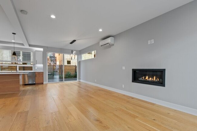 Building Photo - Gorgeous Highland Park Standalone Townhome...