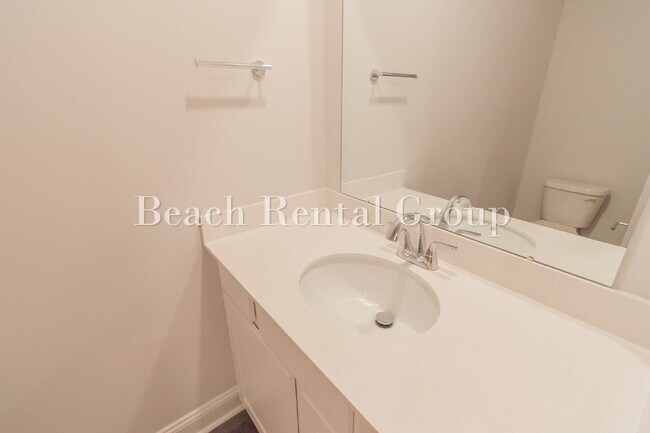 Building Photo - Spacious 3 Bedroom w/Loft, End Unit