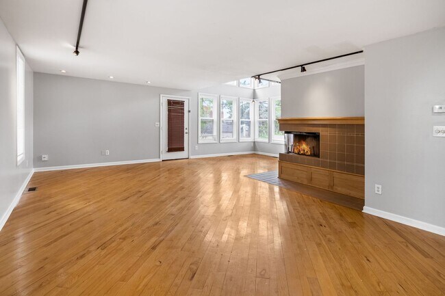 Building Photo - 1231 Indianola Ave