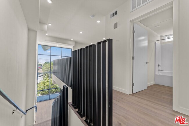 Building Photo - 3105 Bellevue Ave