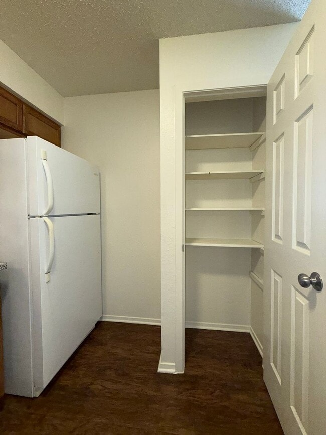 Building Photo - 5501 Rose Hill Cir