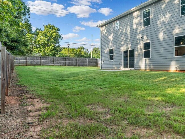 Building Photo - 2054 Maplewood Way