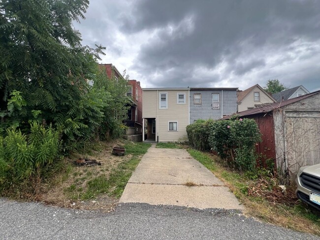 Building Photo - HUGE 3-Bedroom home in Bellevue!