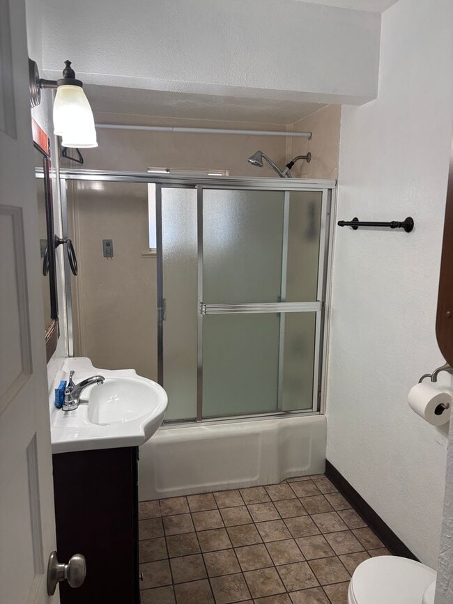 Building Photo - 2 BR 1 BA house with Bonus Room in Yuba City  AVAILABLE NOW!