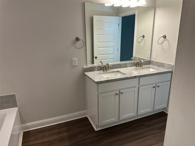 Building Photo - 4201 Chadwick Rd