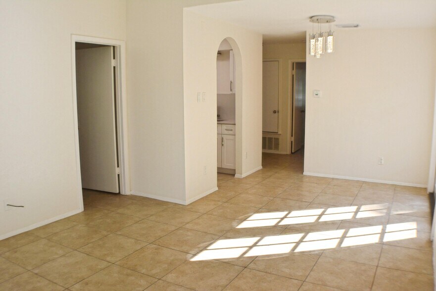 Building Photo - 111 Meteor Dr