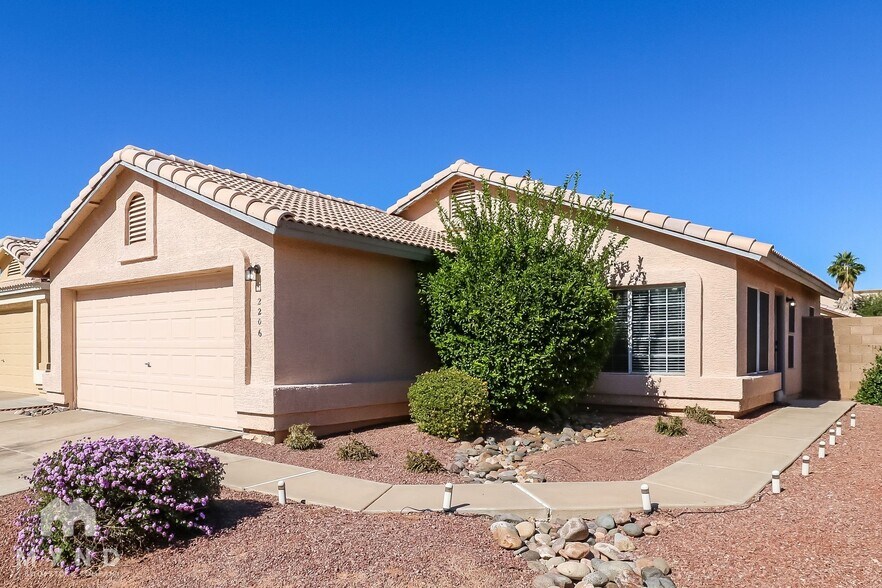 Building Photo - 2206 E Aire Libre Ave