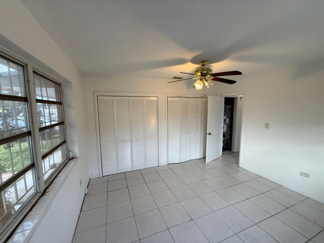 Building Photo - SPACIOUS 2 BD 1 BATH UNIT WITH LARGE BACKYARD