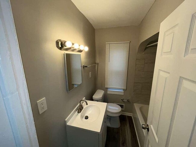 Building Photo - Freshly Renovated 3 Bedroom Bungalow