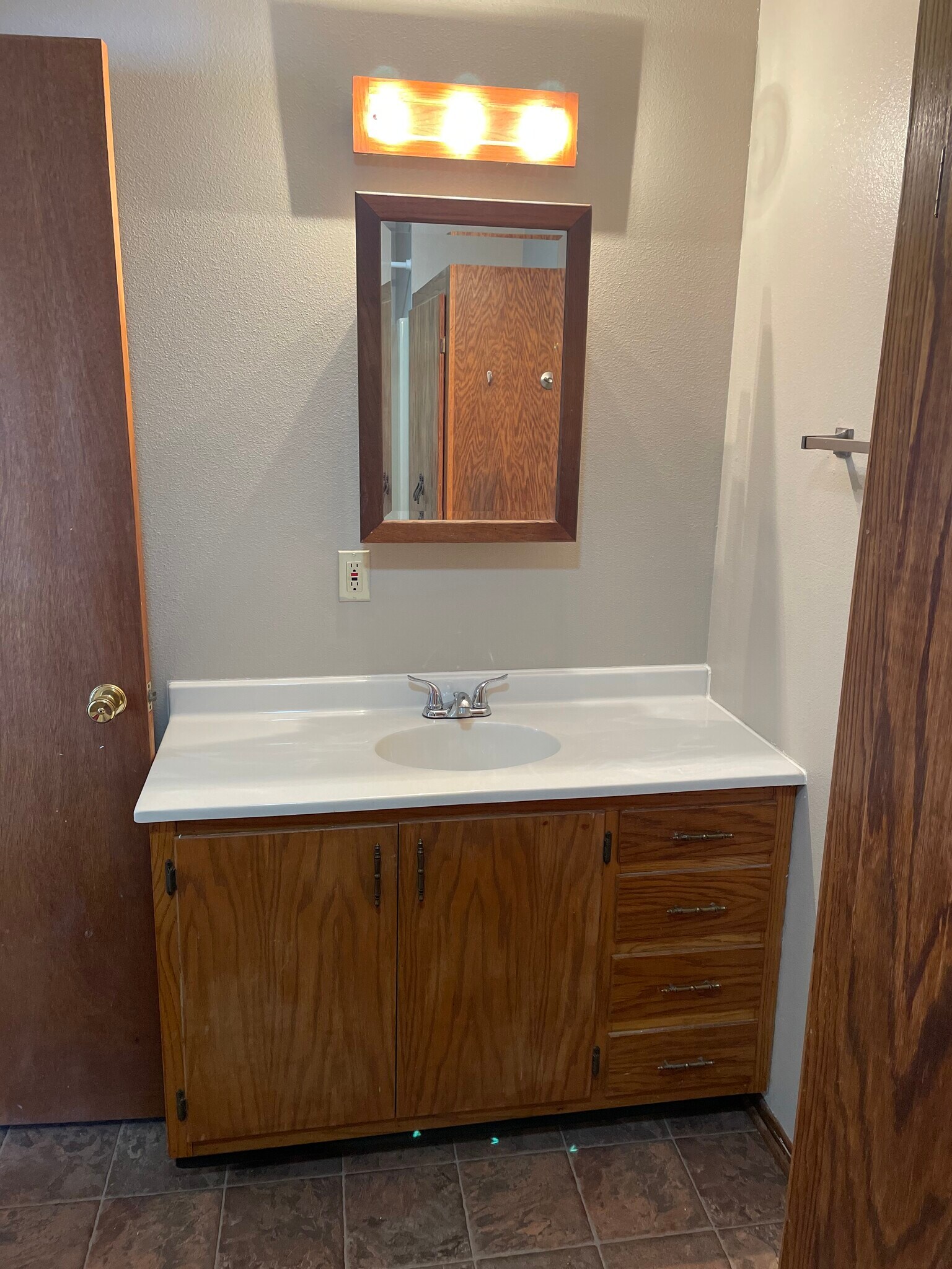 Building Photo - 829 E 9th St S