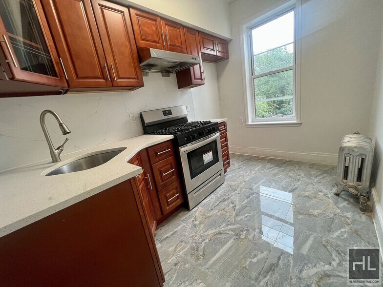 Building Photo - 3BR 1BA 1100sft Floor Through